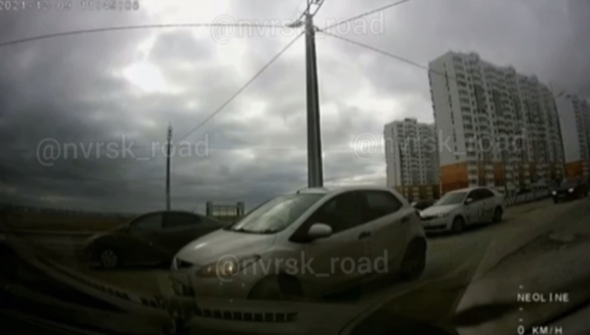 "Проедь вперед, д*ра": в Новороссийске автоледи не поделили дорогу, а нервы сдали у мужчины