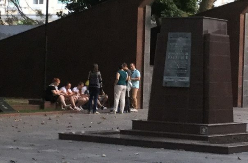Площадь Героев Новороссийска стала местом отдыха молодежи