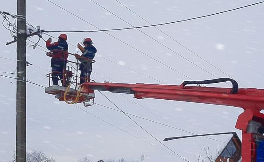 Энергетики устраняют последствия ураганного ветра в пригороде Анапы и Новороссийска