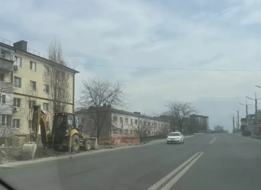 Не прошло и года! Яму на Видова начали засыпать