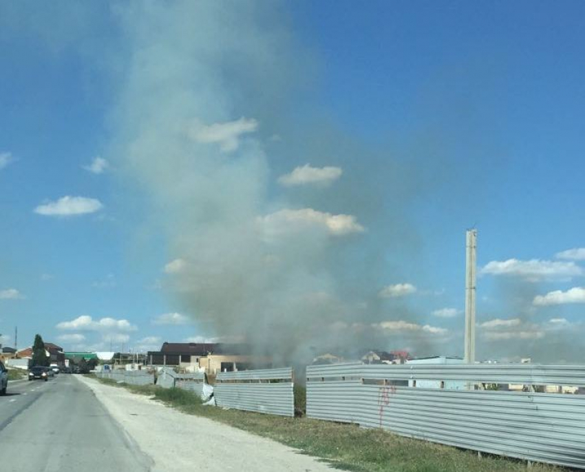 Вновь полыхает трава на Пятой бригаде Новороссийска