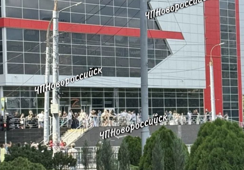 Срочная эвакуация людей из ТЦ «Красная Площадь»: что известно к этому часу 