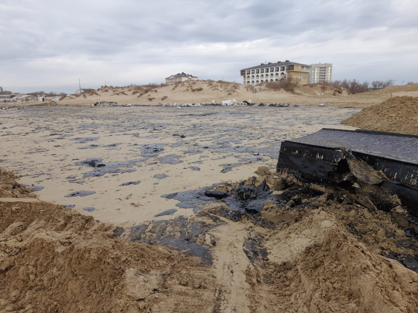 Песок хотят очистить от мазута и вернуть на пляжи Анапы 