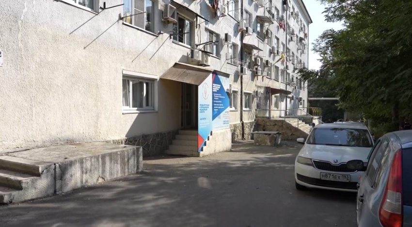 В Новороссийске приводят в порядок бывшее общежитие завода «Красный двигатель»