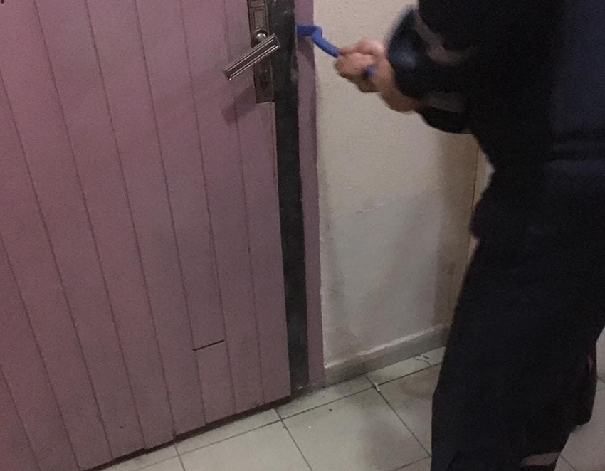 В Новороссийске напрасно раскурочили дверь, «спасая» ребенка