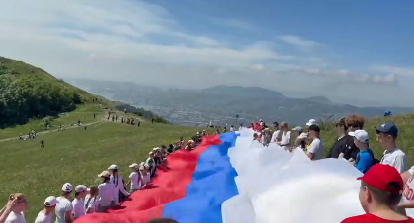 В Новороссийске в День защиты детей развернули 50-метровый российский флаг