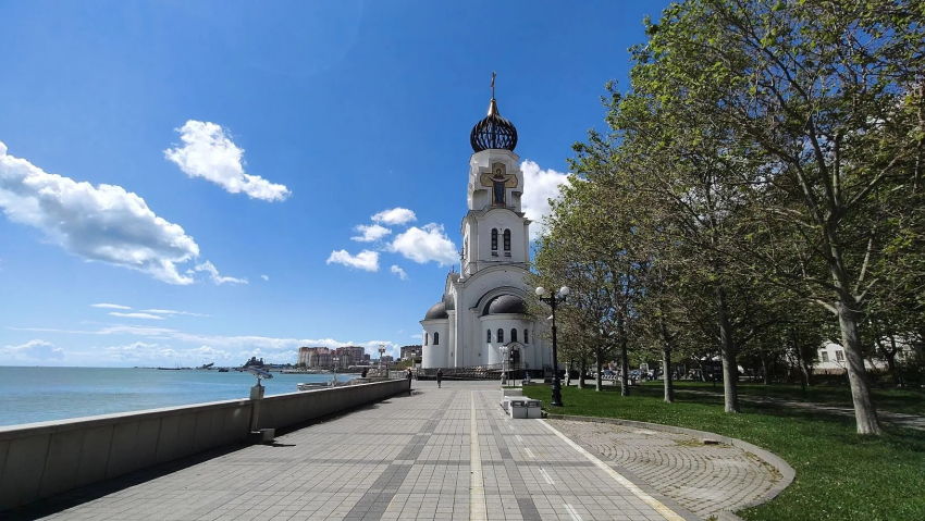 Утро в Новороссийске начнётся с дождя: какую погоду у моря ждать сегодня 