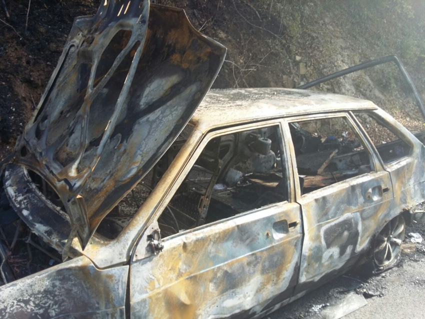 Легковой автомобиль полностью сгорел в Новороссийске