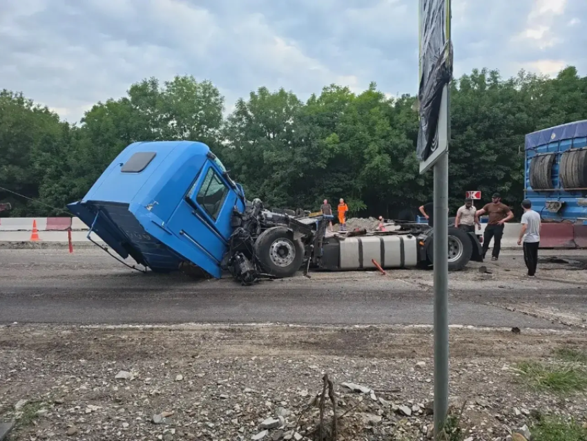 Столкнулись грузовики: движение в Новороссийск перекрыто