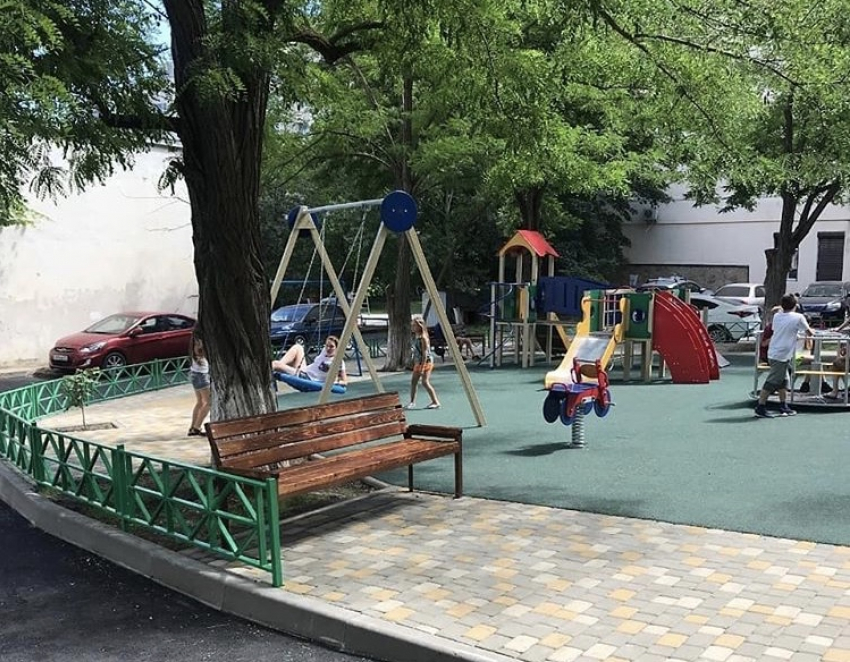 В Южном районе Новороссийска привели в порядок ещё одну детскую площадку 