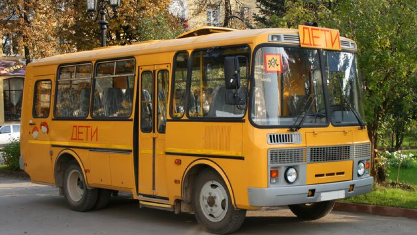 Добирайтесь как хотите: мамы новороссийцев требуют запустить школьные автобусы