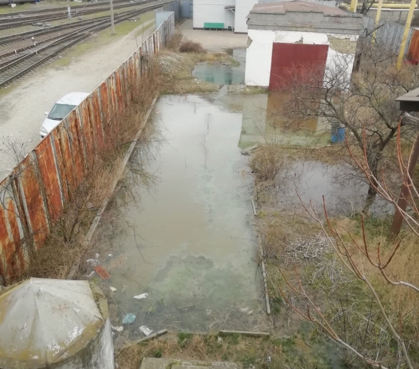 Пока в Новороссийске выключают воду в домах, где-то вода просто утекает