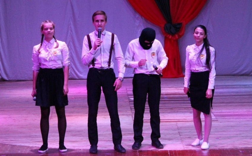 Десять школьных команд показали качественную игру в КВН в Новороссийске