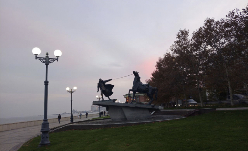 Атака беспилотников в Новороссийске:  повреждена нефтебаза, дома, пострадал житель