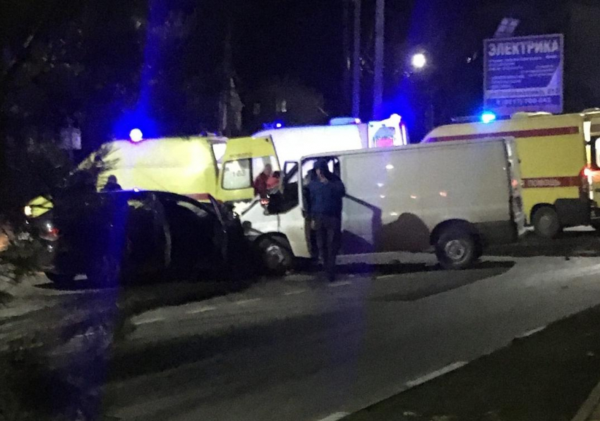 Символично: «похоронный» автобус попал в ДТП недалеко от кладбища в Новороссийске