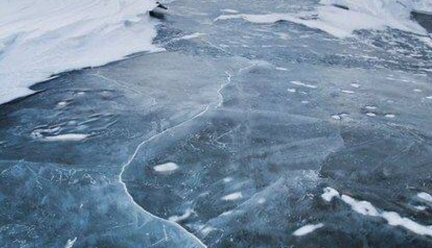 "Берегите себя и не рискуйте": жители Новороссийска массово гуляют у подмерзших водоемов