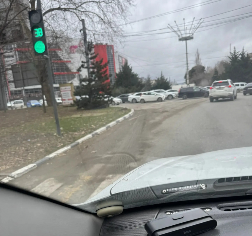 «У нас администрация не ездит по городу?» - житель Новороссийска разочарован состоянием дорог 
