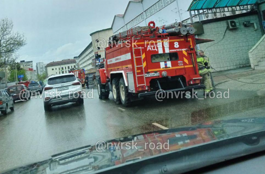 Пять пожарных машин у рынка: что случилось в Новороссийске