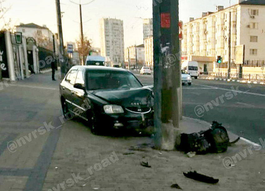 Не справился с управлением и обнял столб автомобилист из Новороссийска