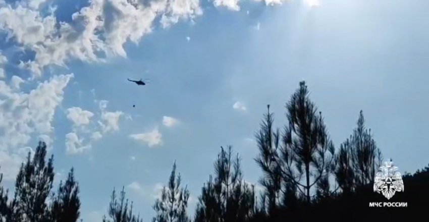 Лес в Геленджике продолжает гореть: в тушении пожара задействовали несколько самолёт и вертолётов  