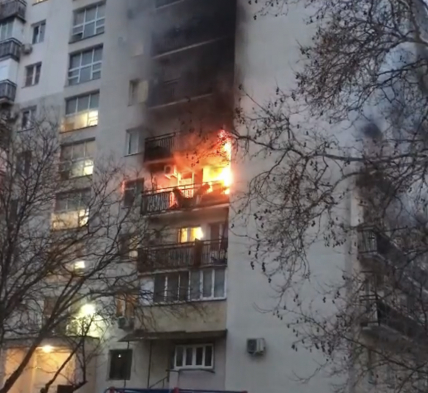 Страшный пожар разгорелся в одном из общежитий Новороссийска 