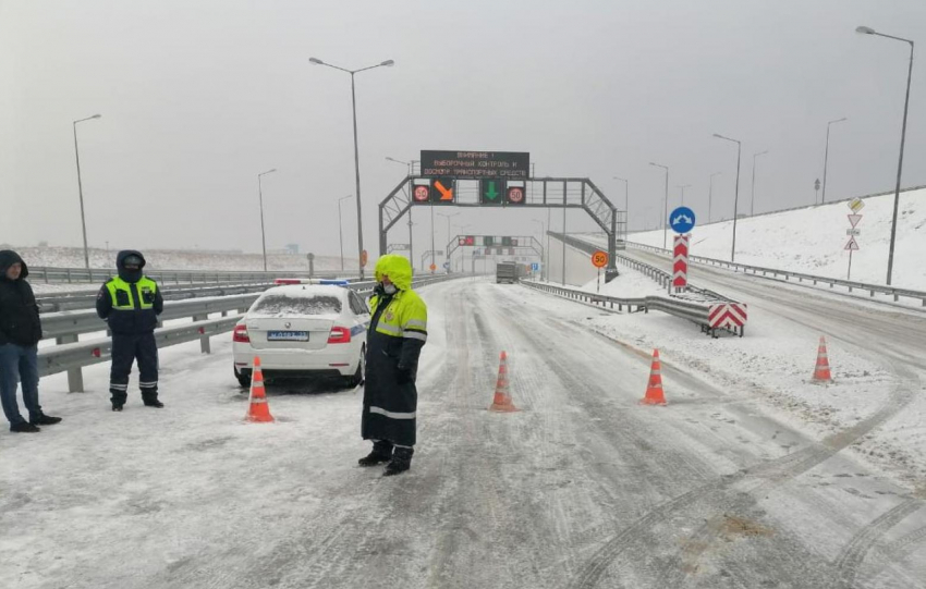 Трассу «Новороссийск - Керчь» закрыли из-за непогоды 
