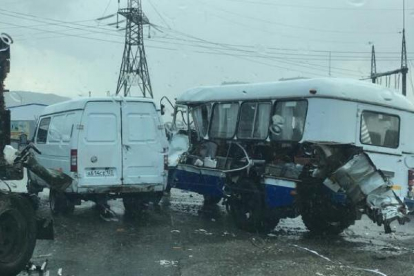 Автобусу разорвало бочину в ДТП под Новороссийском