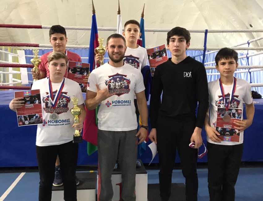 Полный комплект медалей: новороссийские спортсмены выступили на турнире по ММА