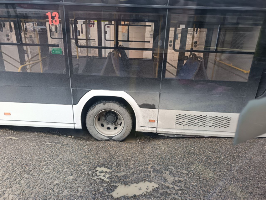 Троллейбус провалился: яма на дороге Новороссийска оказалась слишком большой