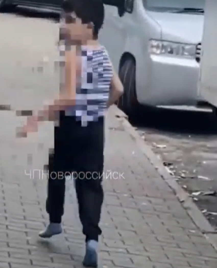 Босой, раздетый и молчаливый мальчик бегал по улицам Новороссийска