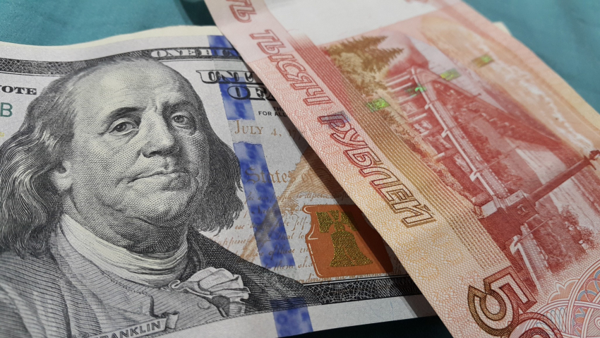 Обладатели долларов в Новороссийске стали чуть богаче: курс иностранной валюты вырос 