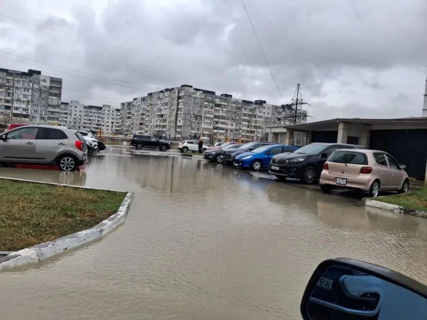 Снег и дождь затопили Новороссийск: русла рек переполнились, а ливнёвки не справляются