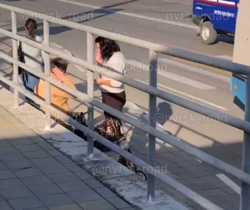 Женщина выпала из троллейбуса в Новороссийске 