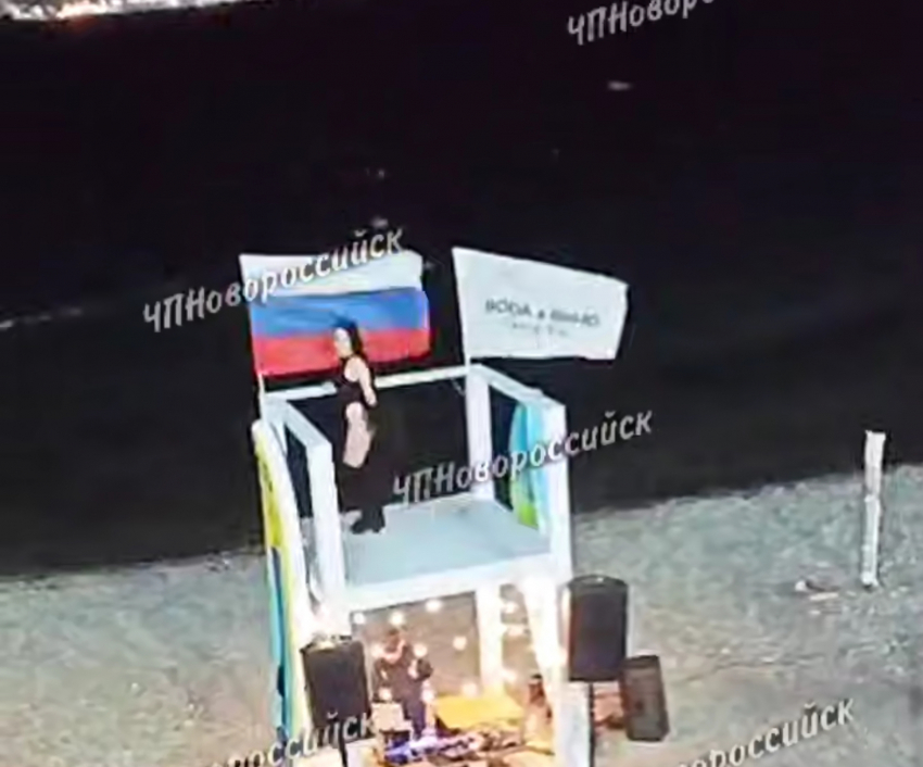 Стриптиз на фоне российского флага: новороссийцев возмутила полуголая танцовщица на пляже