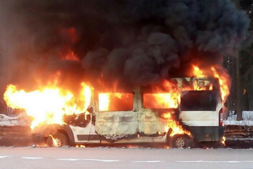 Под Новороссийском загорелась маршрутка
