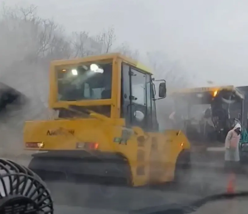 Лучшей погоды для ремонта дороги в Новороссийске не нашли