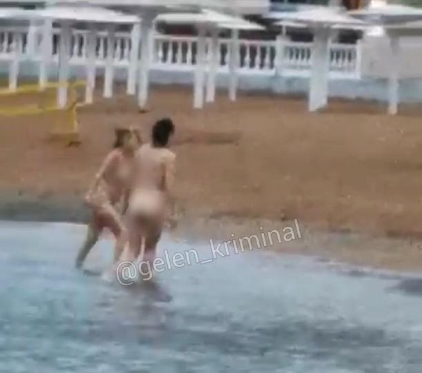 «Это форель из Сочи»: у соседей Новороссийска две девушки купались в море совсем голыми