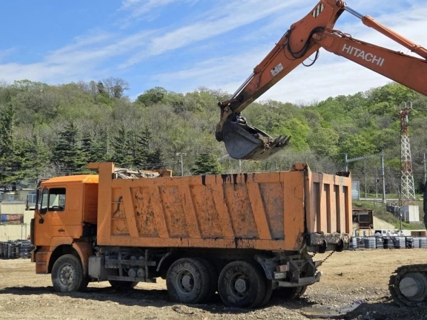 Грязный грунт вывозят с трёх участков: назван новый объём собранной нефти в Туапсе