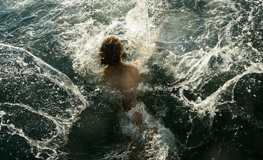 Судороги чуть не утопили женщину в море в Новороссийске