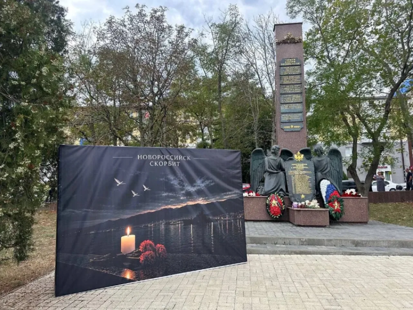 В Новороссийске появился стихийный мемориал в память о погибших