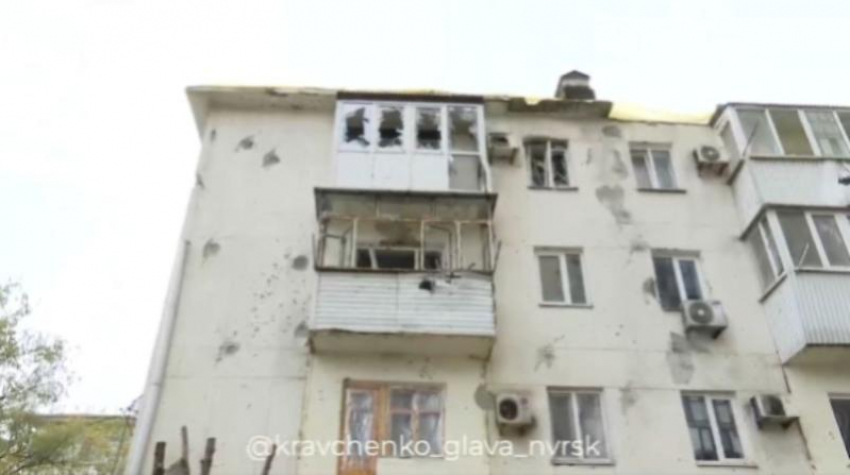 Новороссийцам из дома, пострадавшего во время атаки, предложили временное жилье