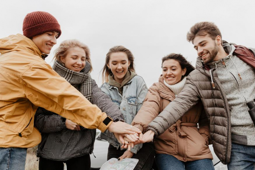 Гороскоп на 29 марта: звёзды рекомендуют Весам найти время для друзей