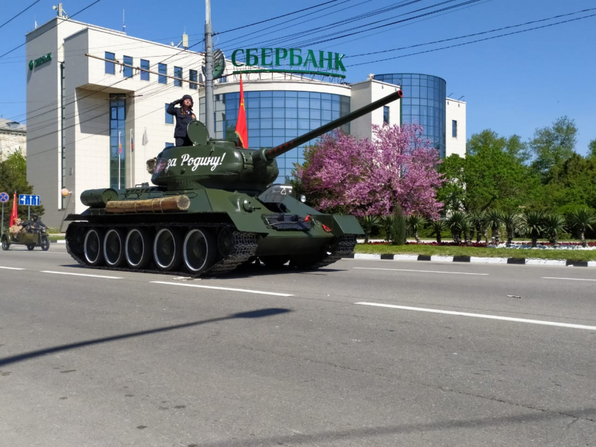 По главной улице Новороссийска прошла военная техника 