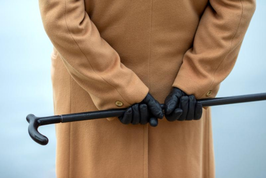 Ловкий «джентльмен» с тростью «обчистил» машину в Новороссийске на сто тысяч рублей