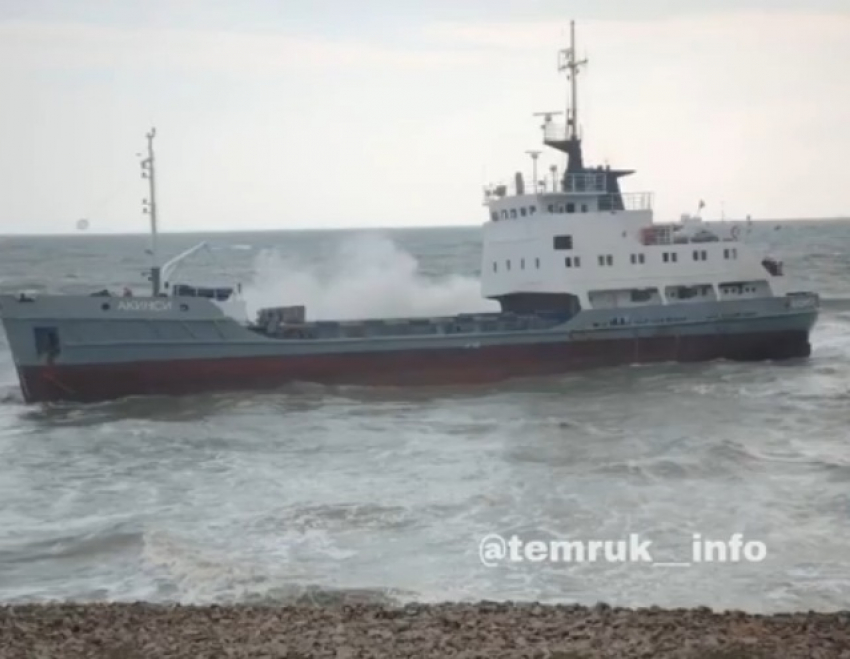 Во время шторма в Тамани судно из Новороссийска село на мель