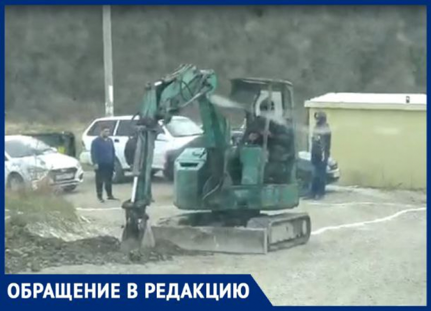 Скорая не проедет: под Новороссийском прямо на дороге начали строить дом