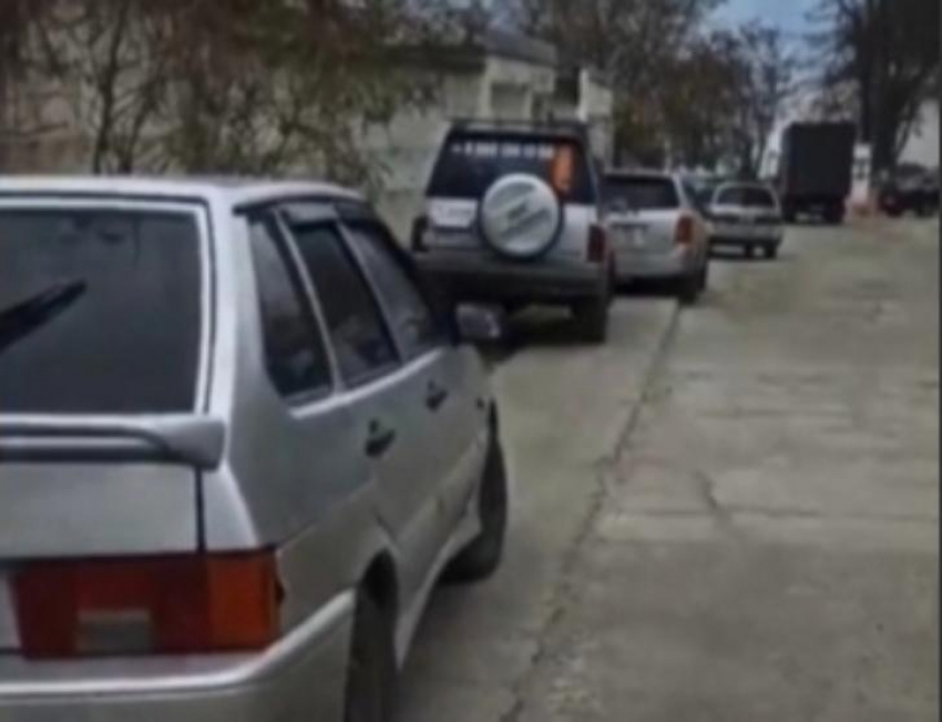 Куда обращаться новороссийцам, которым надоело терпеть припаркованные на тротуаре машины