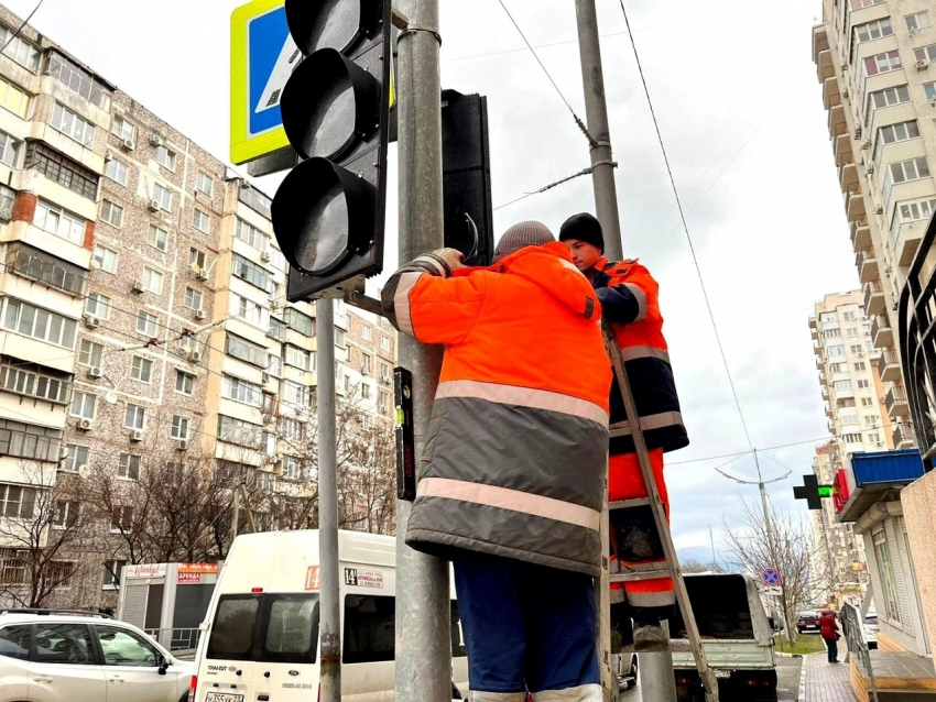 Ставят светофоры, сдвинулся ремонт: о дорогах в Новороссийске 