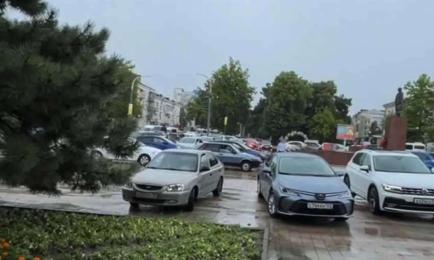 Площадь напротив администрации Новороссийска превратилась в спасательную парковку 