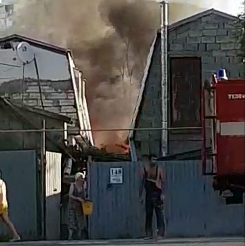 Пожар на территории частного домовладения произошел в Новороссийске